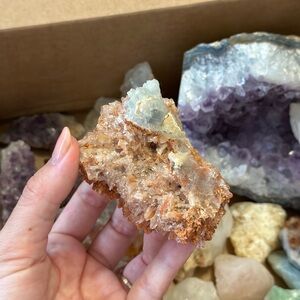 Creedite with fluorite